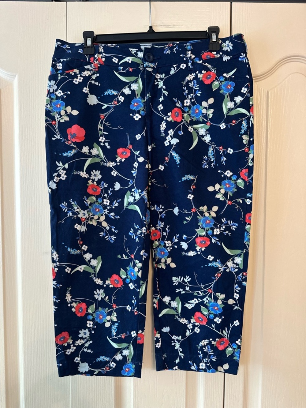 St. John's Bay Women’s Navy Floral Capri Sz. 10